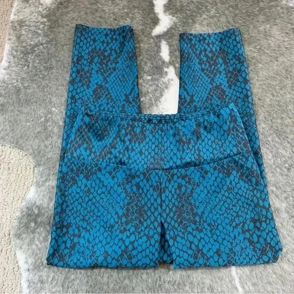 Goldsheep Snake Print Crop Leggings - Picture 2 of 13